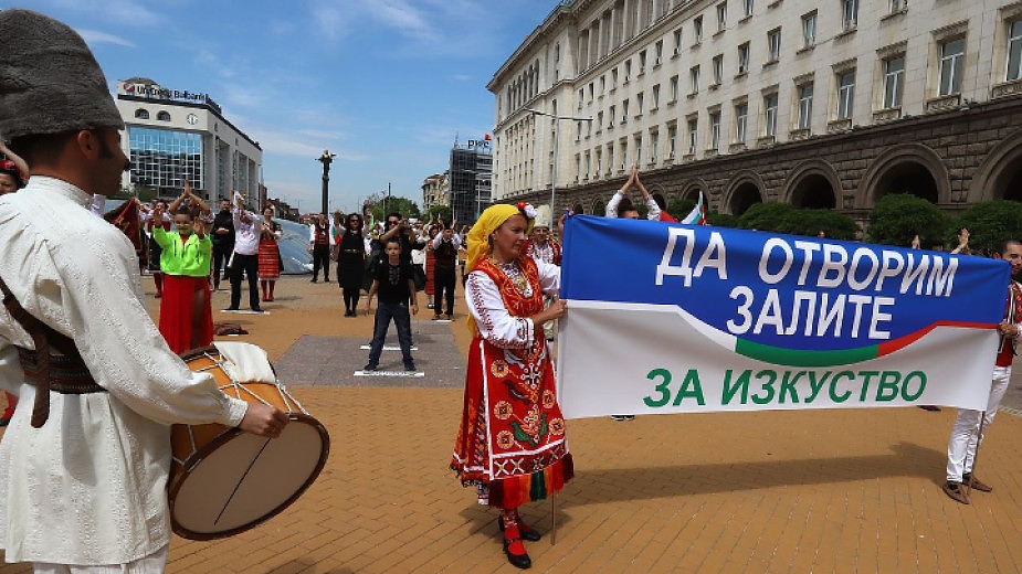 Танцови зали, театри и опери вече могат да работят и на закрито