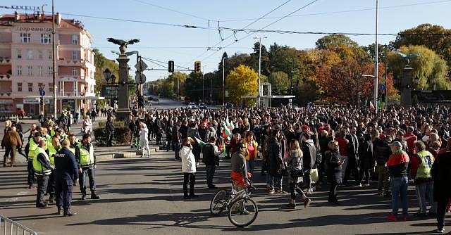 Протести на ресторантьори в страната заради зеления сертификат: Блокираха „Орлов мост“ 