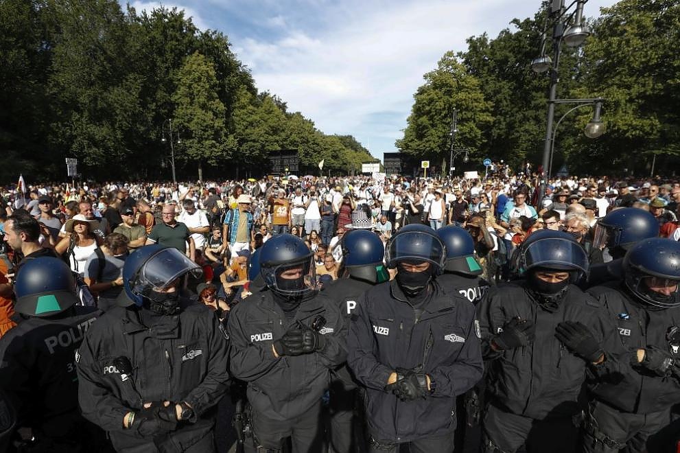 Над милион на протест в Берлин срещу ограниченията заради коронавируса