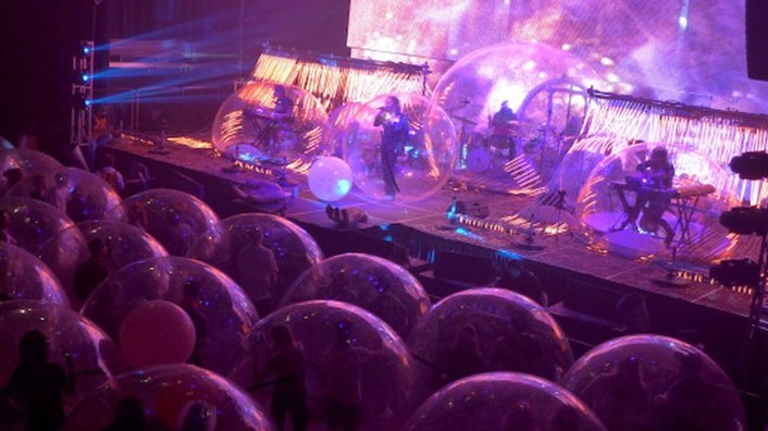 Рок групата „The Flaming Lips“ организира концерт в балони срещу COVID