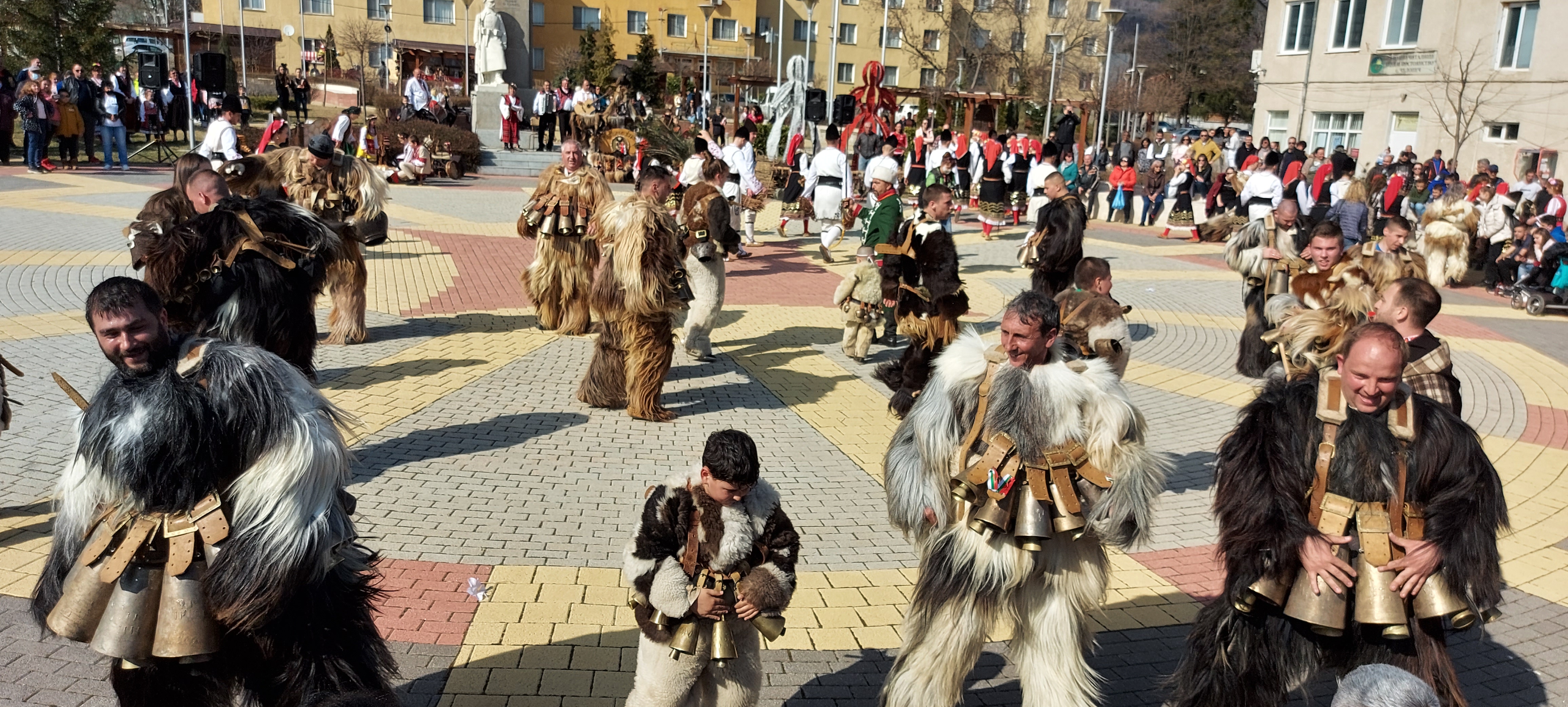 Кукери и коледари в Челопеч